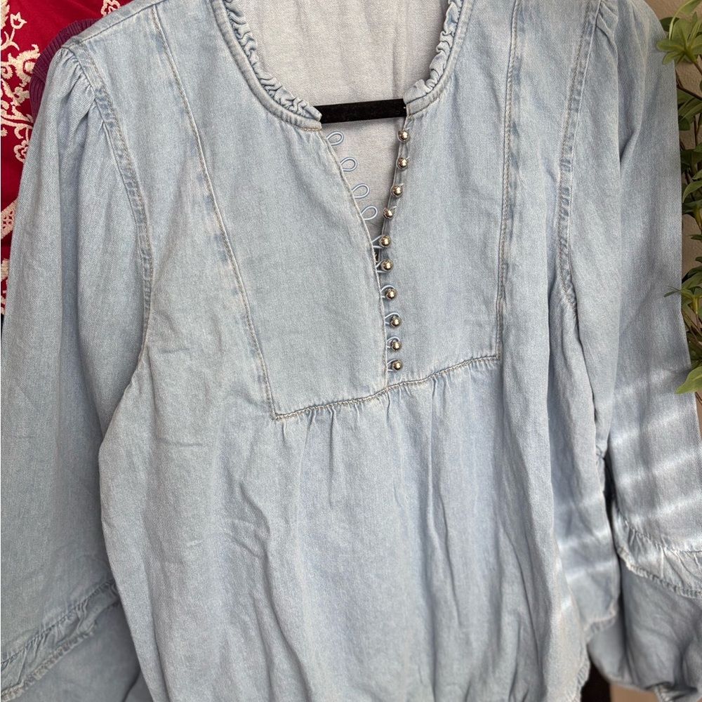 Light Blue Nicole Miller Denim Women's Top NWT - Picture 2 of 4